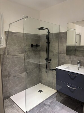 Shower, hair dryer, towels, toilet paper - Garden apartment in the country yet in the city (Ajaccio)