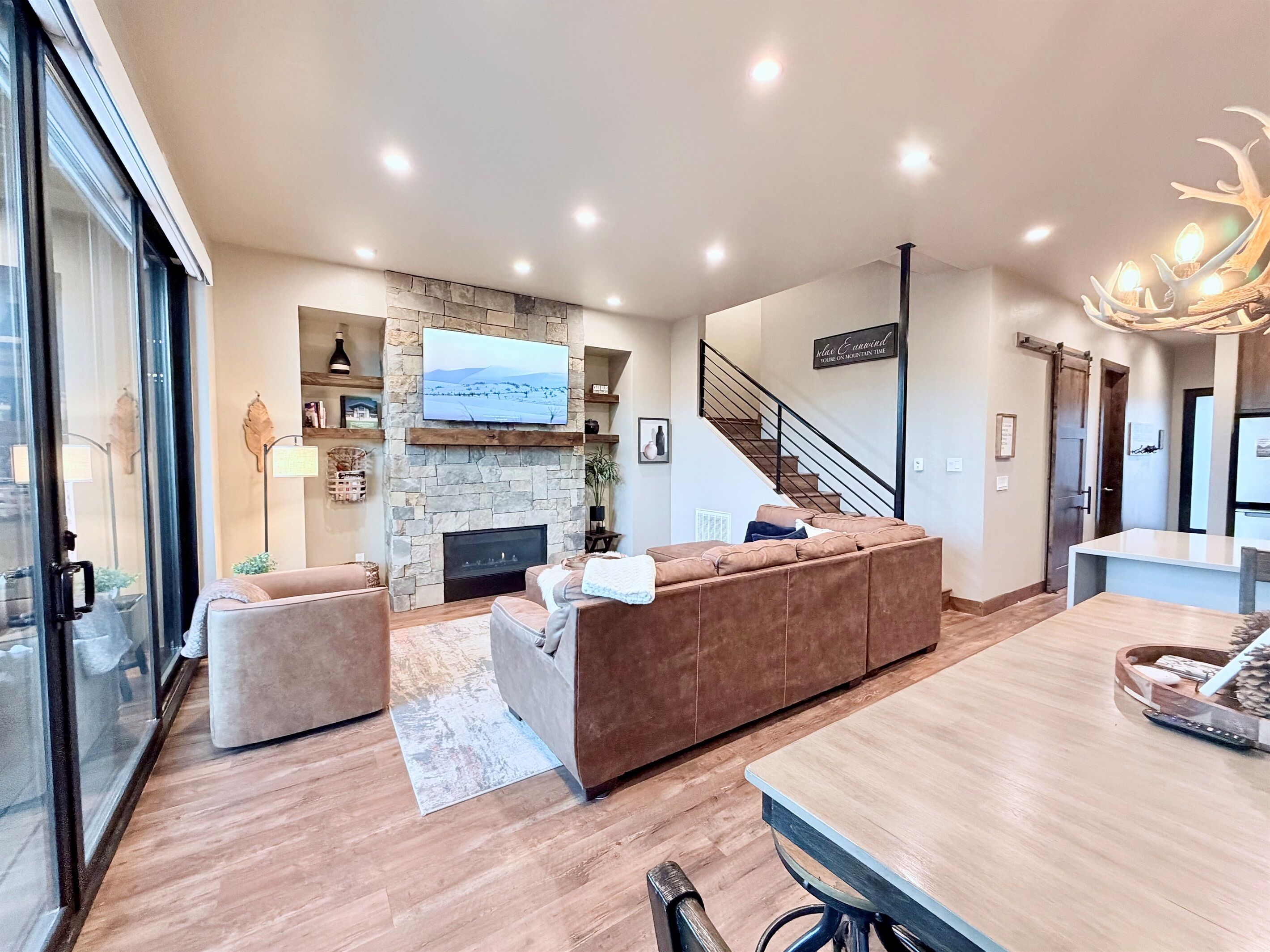 Smart TV, chimenea y libros 