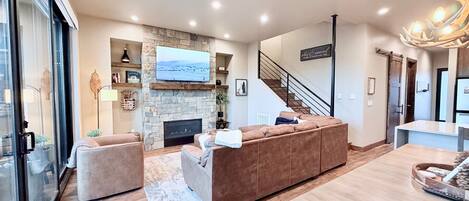 Smart TV, chimenea, libros