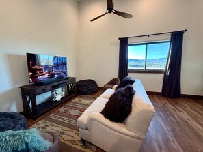 Smart TV, chimenea y libros 