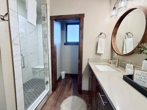 Shower, towels - Luxury 4BR Ski Condo | Private Hot Tub | Mountain Views | Garage (Angel Fire)