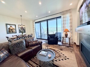Smart TV, fireplace, books - Luxury 4BR Ski Condo | Private Hot Tub | Mountain Views | Garage (Angel Fire)