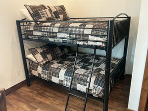 4 habitaciones, tabla de planchar con plancha y cuna de viaje 