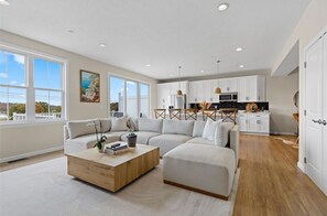 Living area - Delightful 3-bedroom townhome in Pittsburgh (Pittsburgh)