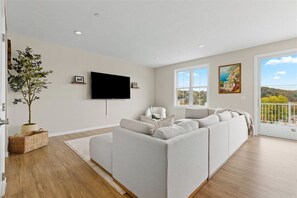 Living area - Delightful 3-bedroom townhome in Pittsburgh (Pittsburgh)