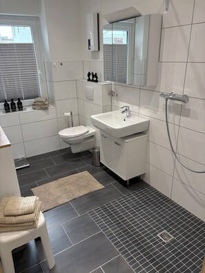 Dusche, Haartrockner, Handtücher, Seife