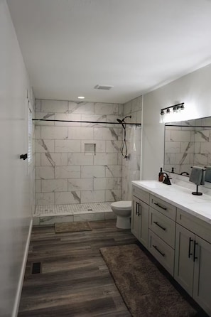 Shower, jetted bath, towels, toilet paper - Cozy 2-bedroom house in nice Goshen with AC (Goshen)