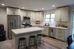 Private kitchen - Cozy 2-bedroom house in nice Goshen with AC (Goshen)