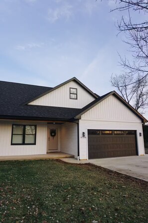 Exterior - Cozy 2-bedroom house in nice Goshen with AC (Goshen)