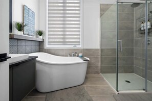 Douche, sèche-cheveux, serviettes fournies, shampoing