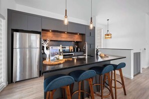 KĂŒhlschrank, Mikrowelle, Herdplatte, GeschirrspĂŒler