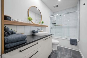 Shower, hair dryer, towels, shampoo - Le Skyvue - Massif du Sud, Mountain View, Pets (Saint-Philémon)