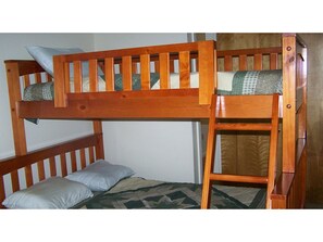 Travel cot, free WiFi, bed sheets - Slopeside 2-Bedroom Condo w/ Fireplace & Kitchen (West Dover)