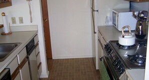 Fridge, microwave, oven, stovetop - Slopeside 2-Bedroom Condo w/ Fireplace & Kitchen (West Dover)