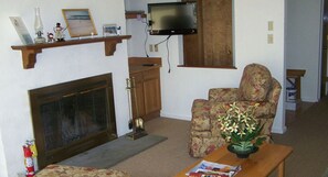 Interior - Slopeside 2-Bedroom Condo w/ Fireplace & Kitchen (West Dover)