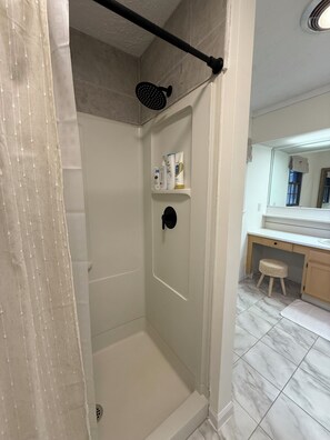 Douche, sèche-cheveux, serviettes fournies, savon