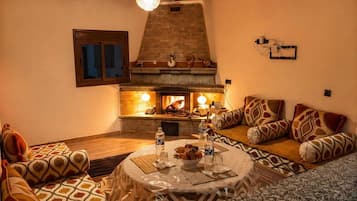 Apartamento família, vista para o jardim | Área de estar