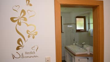 Haartrockner, Handtücher, Seife, Toilettenpapier