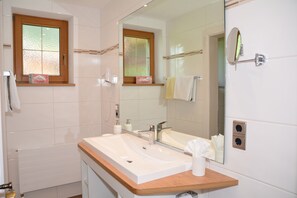 Haartrockner, Handtücher, Seife, Toilettenpapier