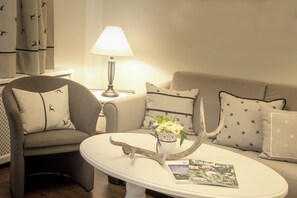TV - Elegant country-style vacation apartment in the Sellraintal Valley Simply feel good. (Gries im Sellrain)