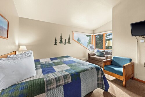 Our Cedar Lodge is great for family groups of up to 7, and very near RMNP!
