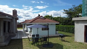 Outdoor dining - Spacious, bright, inviting 2‑bed home in a secure, affluent neighbourhood. (Harare)