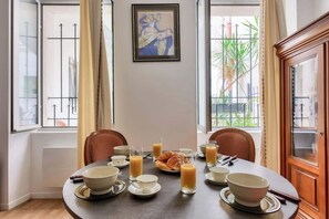 Dining - Large & Spacious Studio in Central Paris 15th (Paris)