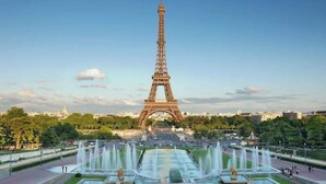 La Tour Eiffel, avec une fontaine au premier plan.