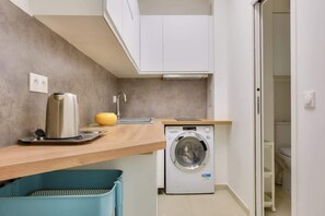 Jääkaappi, mikroaaltouuni, kahvin-/teenkeitin, leivänpaahdin