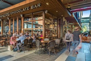 Outdoor dining - MHYL#Mel Central 3B2B+1 parking QV1 / 152sqm (Melbourne)