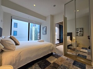 2 bedrooms, desk, iron/ironing board, WiFi - MHYL #CBD Warm & Cozy 2b1b Apt (Melbourne)