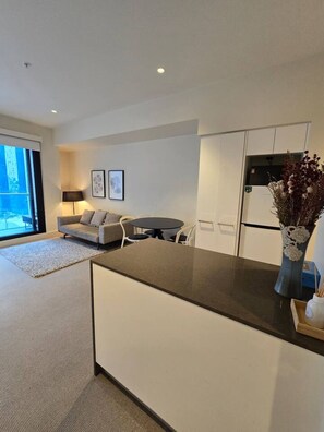 TV - MHYL #CBD Warm & Cozy 2b1b Apt (Melbourne)