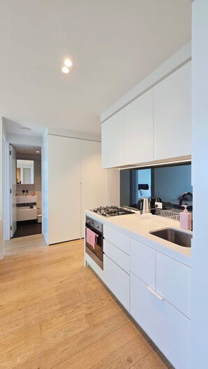 Fridge, microwave, oven, stovetop - MHYL #Lv 66 Skyline|2BR|V Market| MEL Central |Uni (Melbourne)