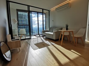 TV - MHYL #Lv 66 Skyline|2BR|V Market| MEL Central |Uni (Melbourne)