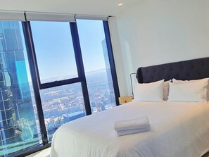 Iron/ironing board, WiFi, bed sheets - MHYL #Lv 66 Skyline|2BR|V Market| MEL Central |Uni (Melbourne)