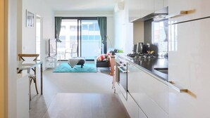 Una cocina moderna con comedor, sofá y vistas al exterior.