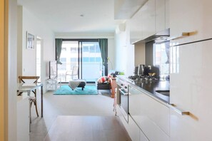 Microwave, oven, stovetop, dishwasher - MHYL #CBD Stylish 2B2B Apartment (large balcony) (Melbourne)