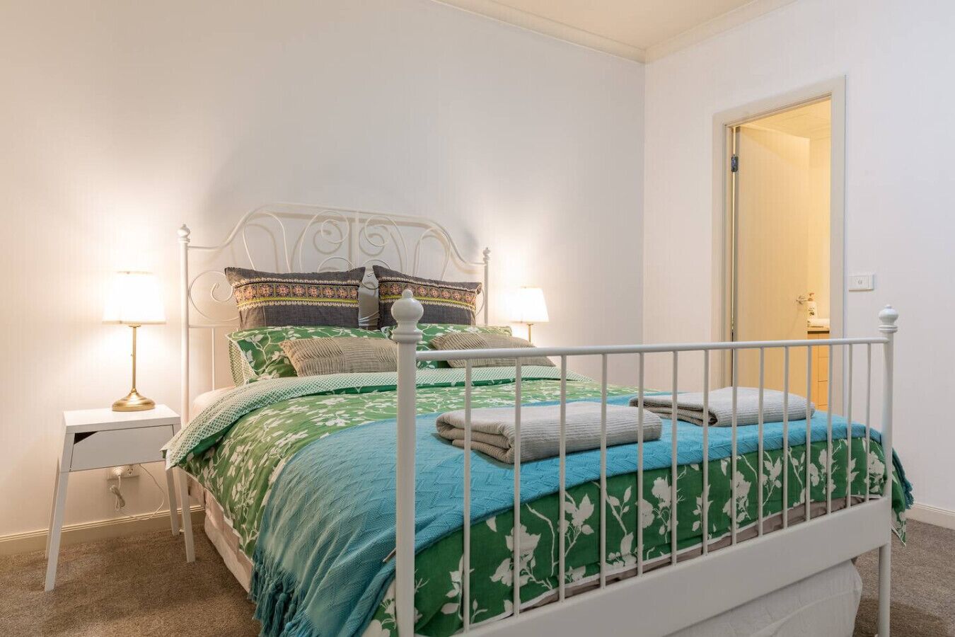 2 bedrooms, iron/ironing board, WiFi