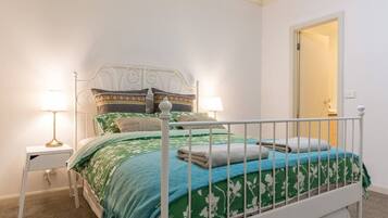 2 bedrooms, iron/ironing board, WiFi