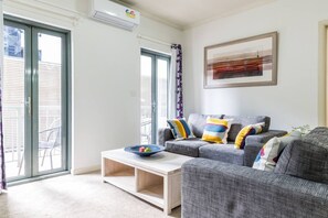 TV, fireplace - MHYL #CBD 2BR| Southern Cross| Crown Casino| DFO (Melbourne)