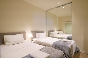 2 bedrooms, desk, iron/ironing board, WiFi - MHYL #CBD Stylish 2BR Apt -1 king & 2 singles beds (Melbourne)