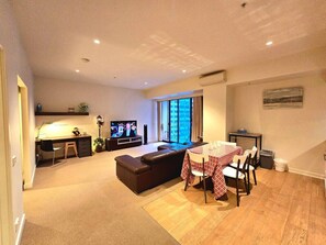 TV - MHYL #CBD Stylish 2BR Apt -1 king & 2 singles beds (Melbourne)