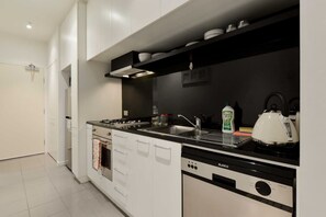 Fridge, microwave, oven, stovetop - MHYL #CBD-Queen Victoria Market-Flagstaff 1BR Apt (Melbourne)