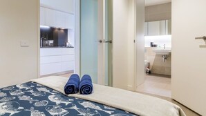 A hotel room with a bed, a bathroom, and a kitchenette. - MHYL # CBD stylish 1BR Apt with city view (Melbourne)