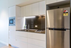 Réfrigérateur, micro-ondes, batterie de cuisine, vaisselle et ustensiles