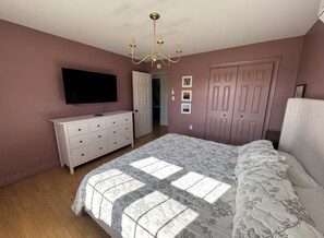 3 habitaciones, escritorio y tabla de planchar con plancha