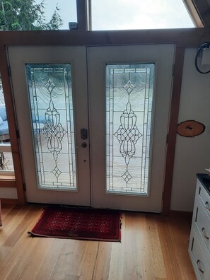 Interior - Serene river cabin retreat perfect to relax and explore North Cascades Park (Concrete)