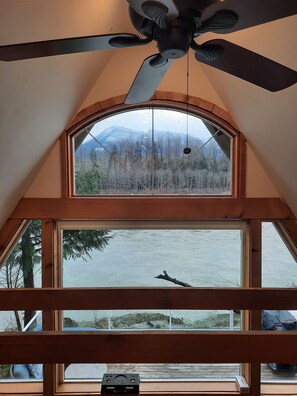 Interior - Serene river cabin retreat perfect to relax and explore North Cascades Park (Concrete)