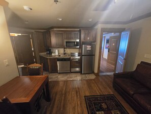 Private kitchen - Peacful Deluxe 1-bedroom cabin (Gatlinburg)