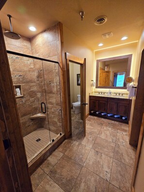 Shower, hair dryer, towels, soap - Peacful Deluxe 1-bedroom cabin (Gatlinburg)